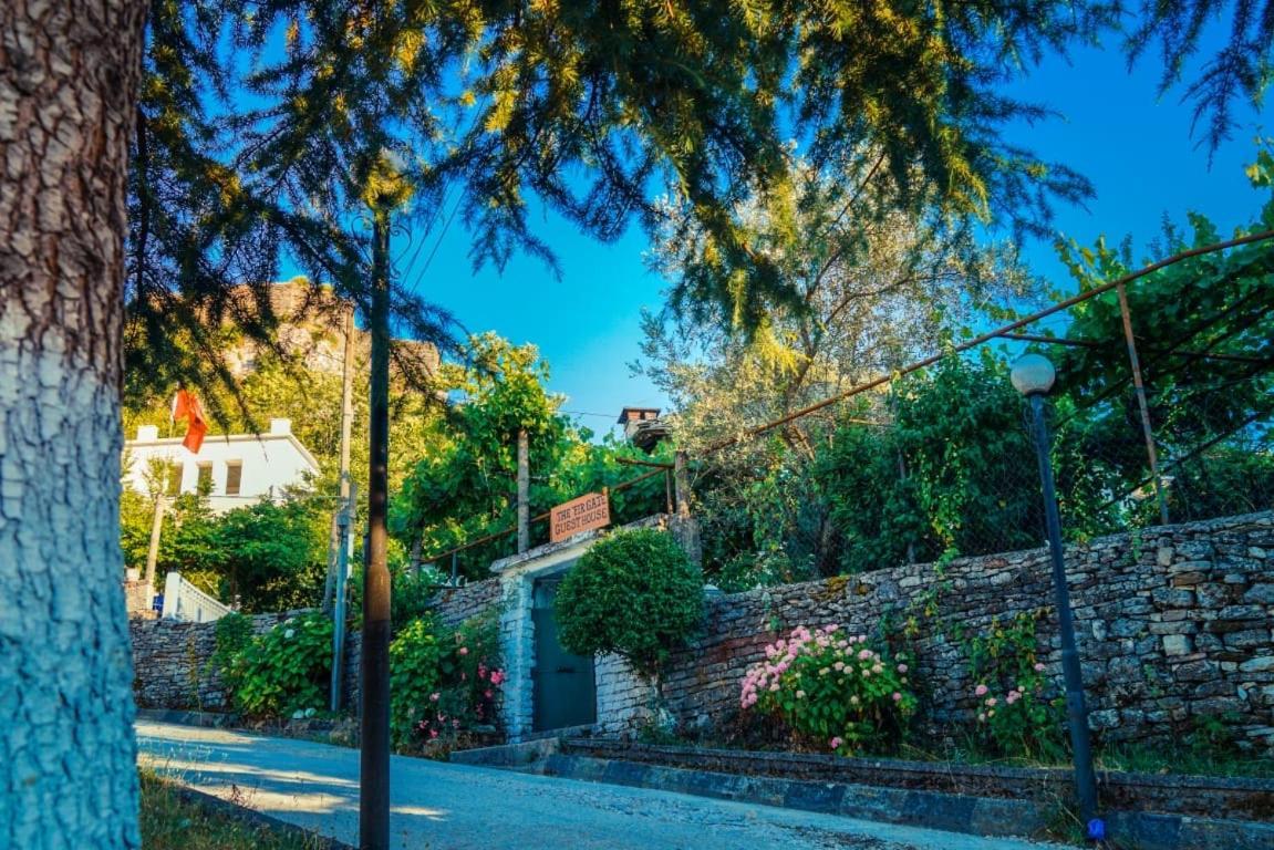 Flora'S Guesthouse 'The Fir Gate' Gjirokastër Esterno foto