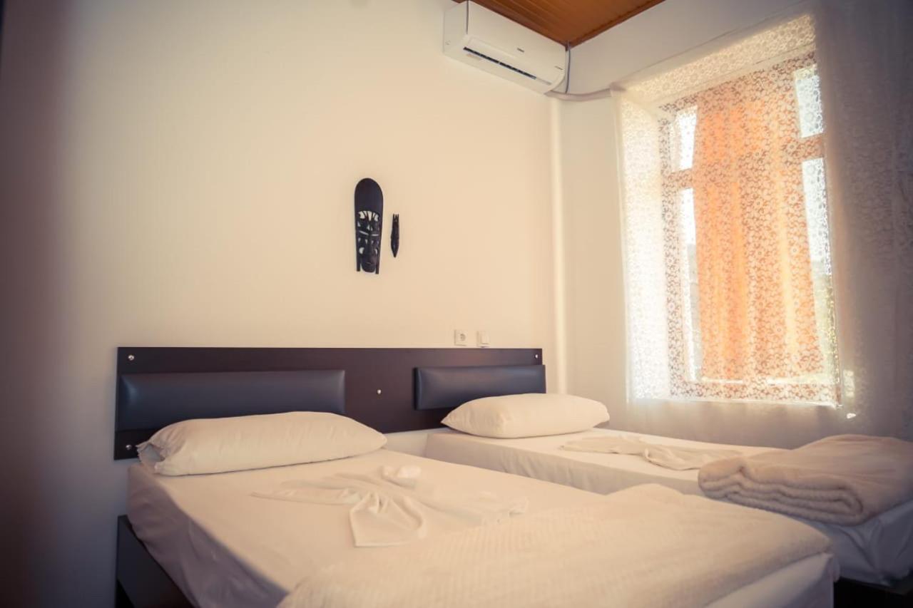 Flora'S Guesthouse 'The Fir Gate' Gjirokastër Esterno foto