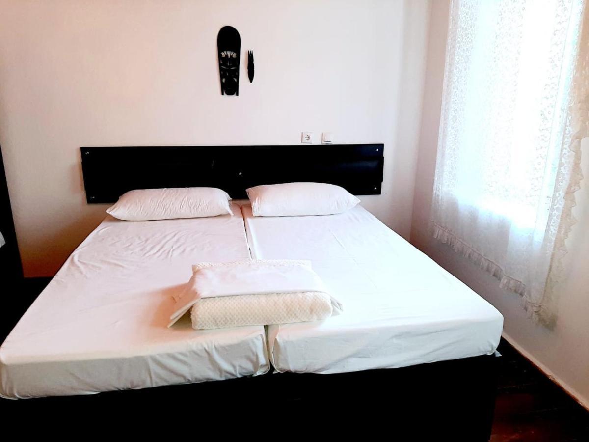 Flora'S Guesthouse 'The Fir Gate' Gjirokastër Esterno foto