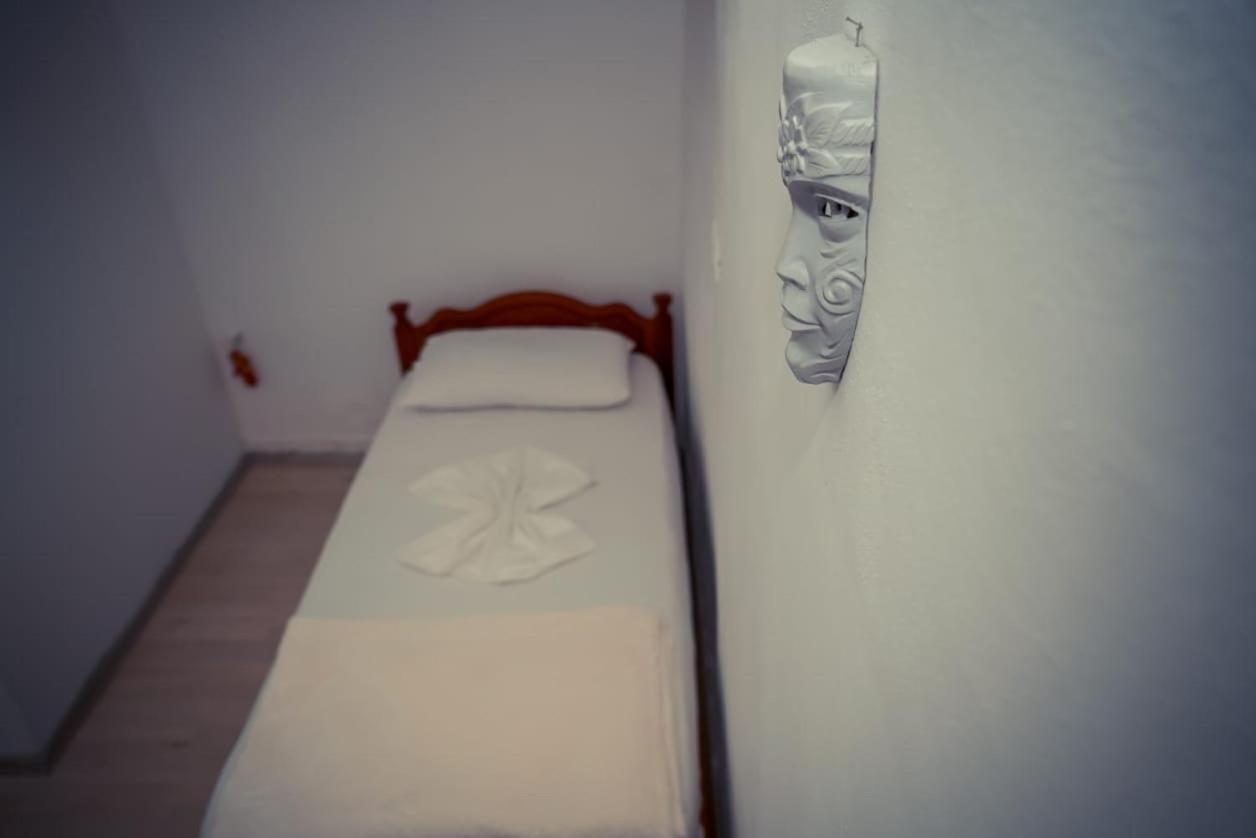 Flora'S Guesthouse 'The Fir Gate' Gjirokastër Esterno foto