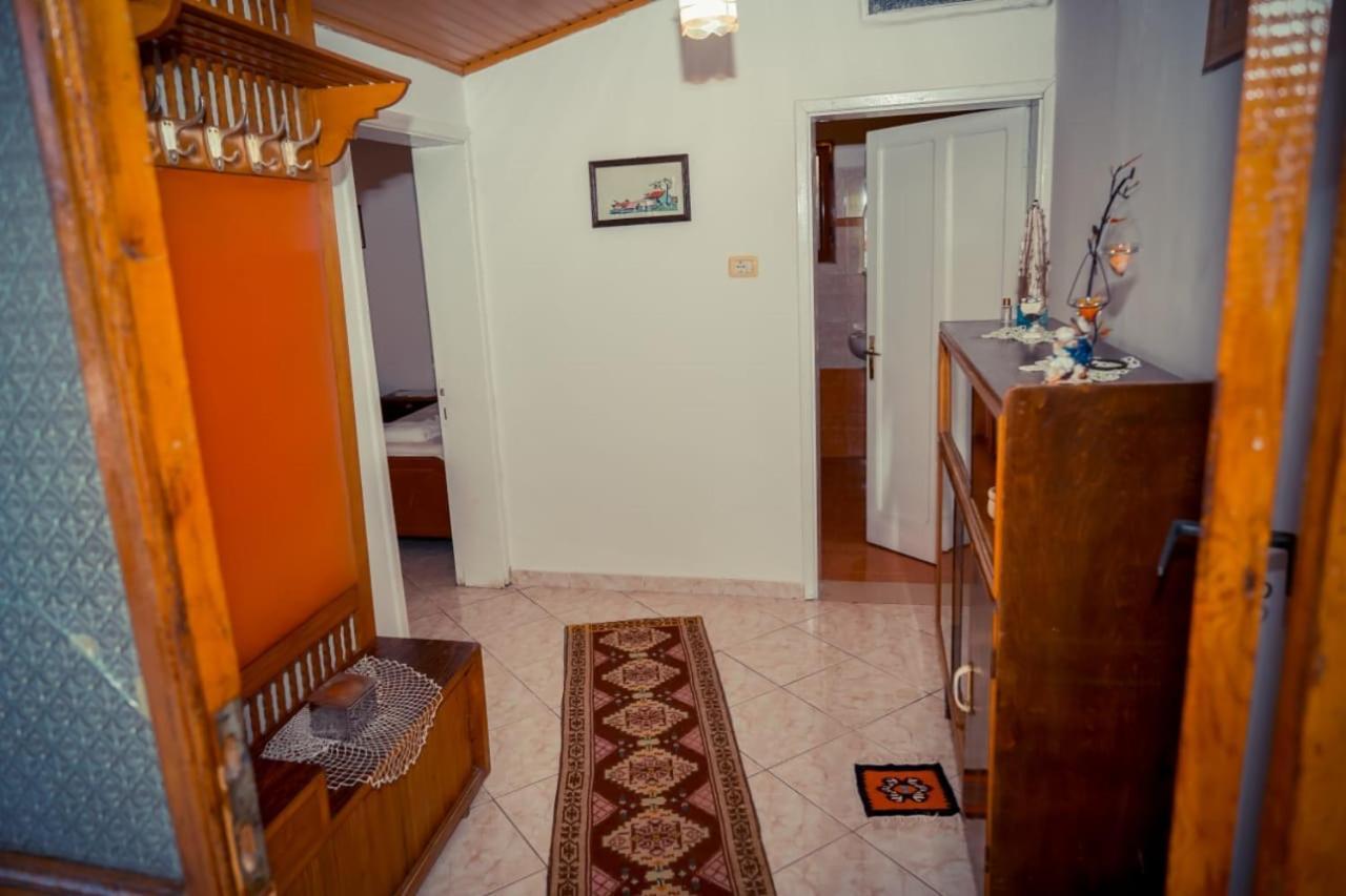 Flora'S Guesthouse 'The Fir Gate' Gjirokastër Esterno foto