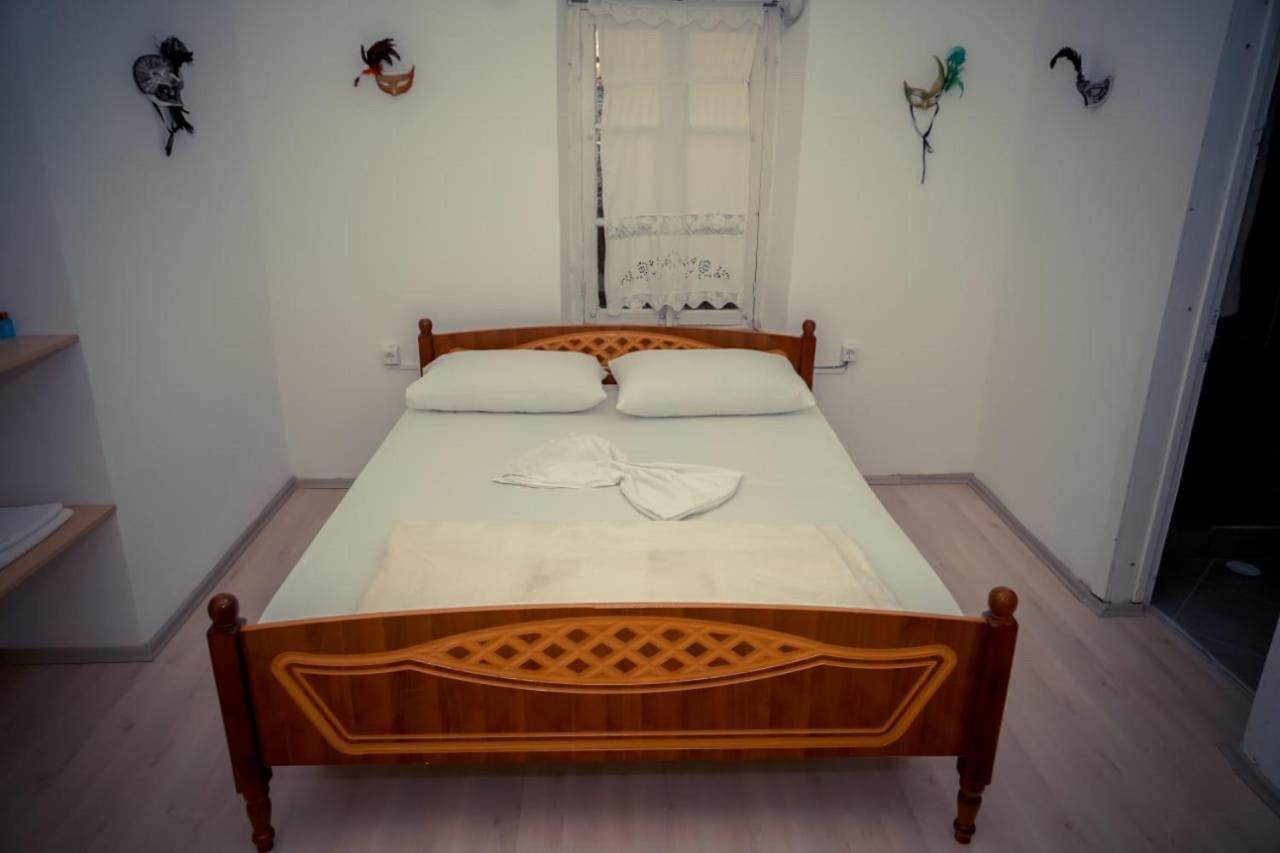 Flora'S Guesthouse 'The Fir Gate' Gjirokastër Esterno foto