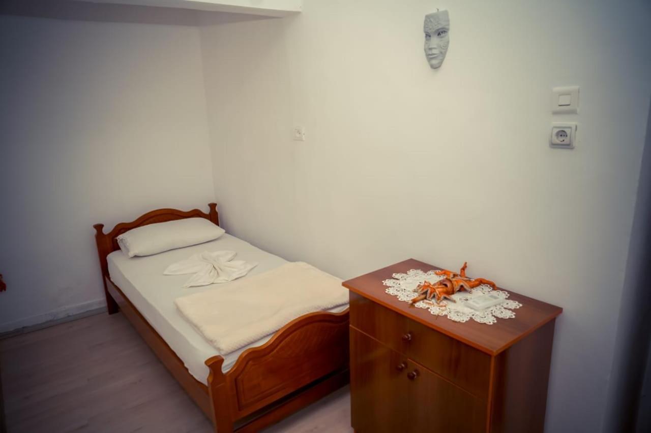 Flora'S Guesthouse 'The Fir Gate' Gjirokastër Esterno foto