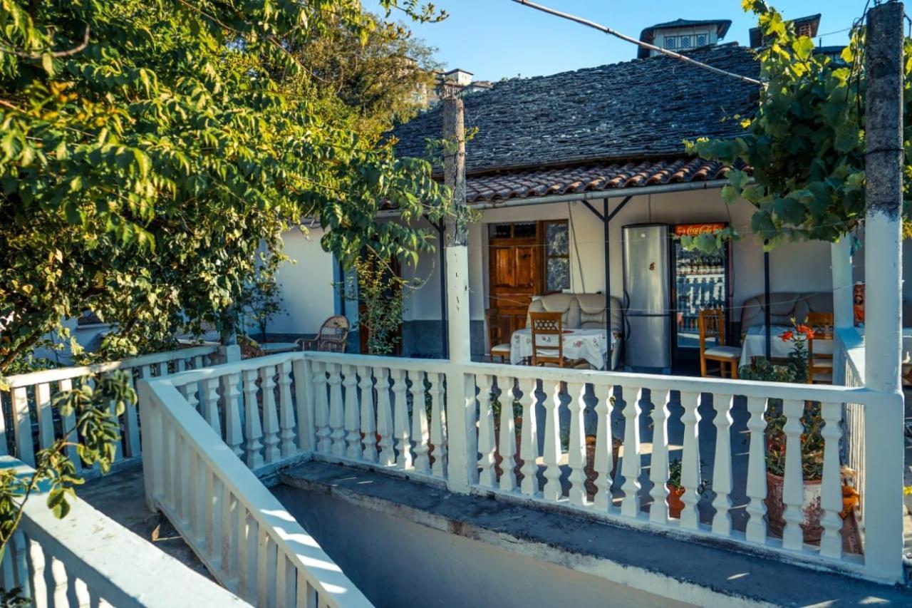 Flora'S Guesthouse 'The Fir Gate' Gjirokastër Esterno foto