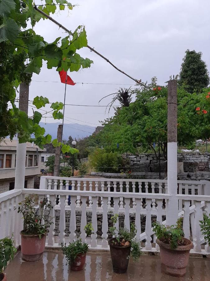 Flora'S Guesthouse 'The Fir Gate' Gjirokastër Esterno foto