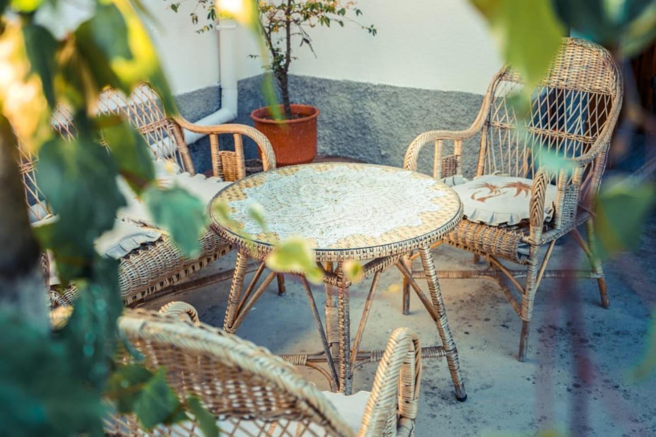 Flora'S Guesthouse 'The Fir Gate' Gjirokastër Esterno foto