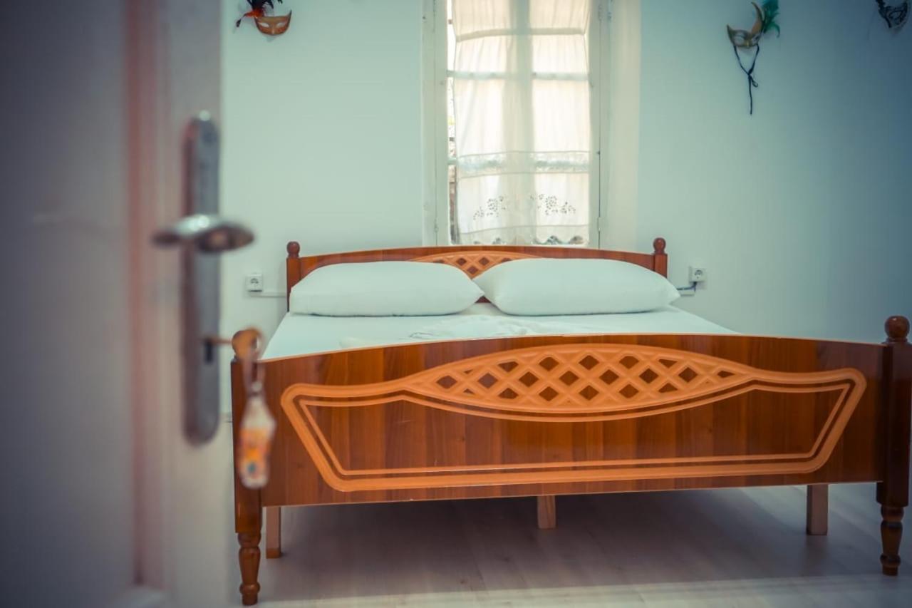 Flora'S Guesthouse 'The Fir Gate' Gjirokastër Esterno foto