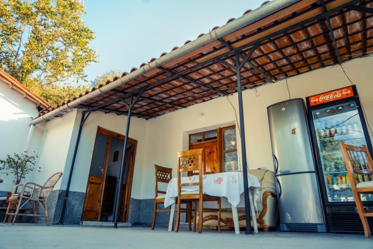 Flora'S Guesthouse 'The Fir Gate' Gjirokastër Esterno foto