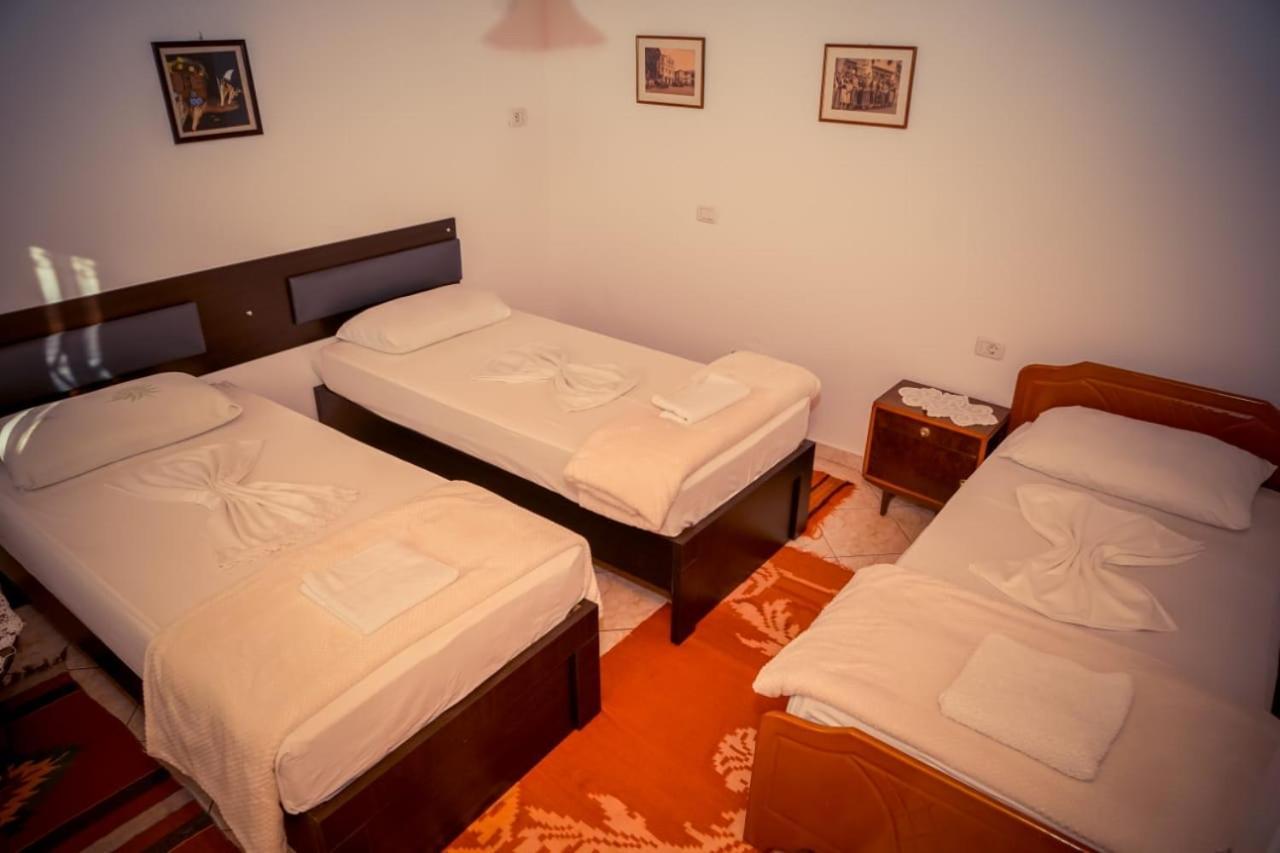 Flora'S Guesthouse 'The Fir Gate' Gjirokastër Esterno foto