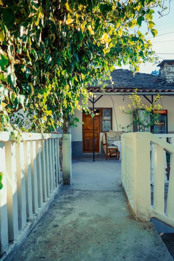 Flora'S Guesthouse 'The Fir Gate' Gjirokastër Esterno foto