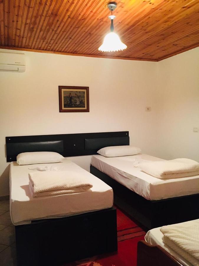 Flora'S Guesthouse 'The Fir Gate' Gjirokastër Esterno foto