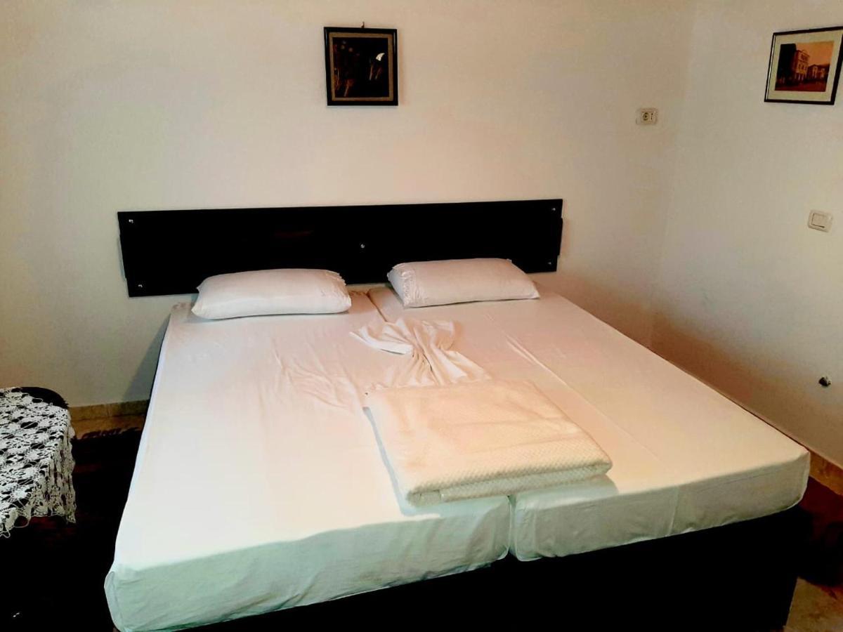 Flora'S Guesthouse 'The Fir Gate' Gjirokastër Esterno foto