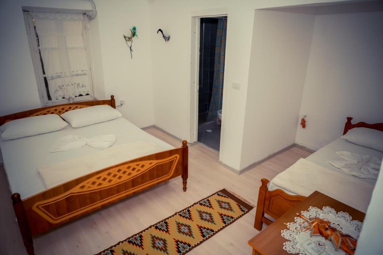 Flora'S Guesthouse 'The Fir Gate' Gjirokastër Esterno foto
