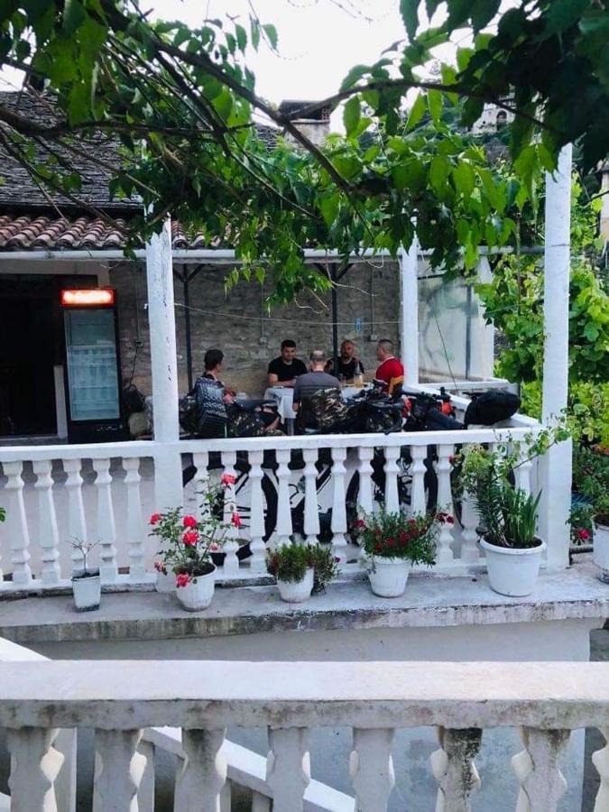 Flora'S Guesthouse 'The Fir Gate' Gjirokastër Esterno foto