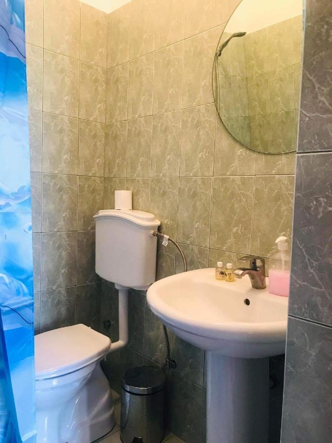Flora'S Guesthouse 'The Fir Gate' Gjirokastër Esterno foto