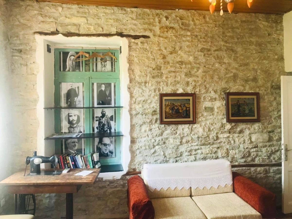 Flora'S Guesthouse 'The Fir Gate' Gjirokastër Esterno foto