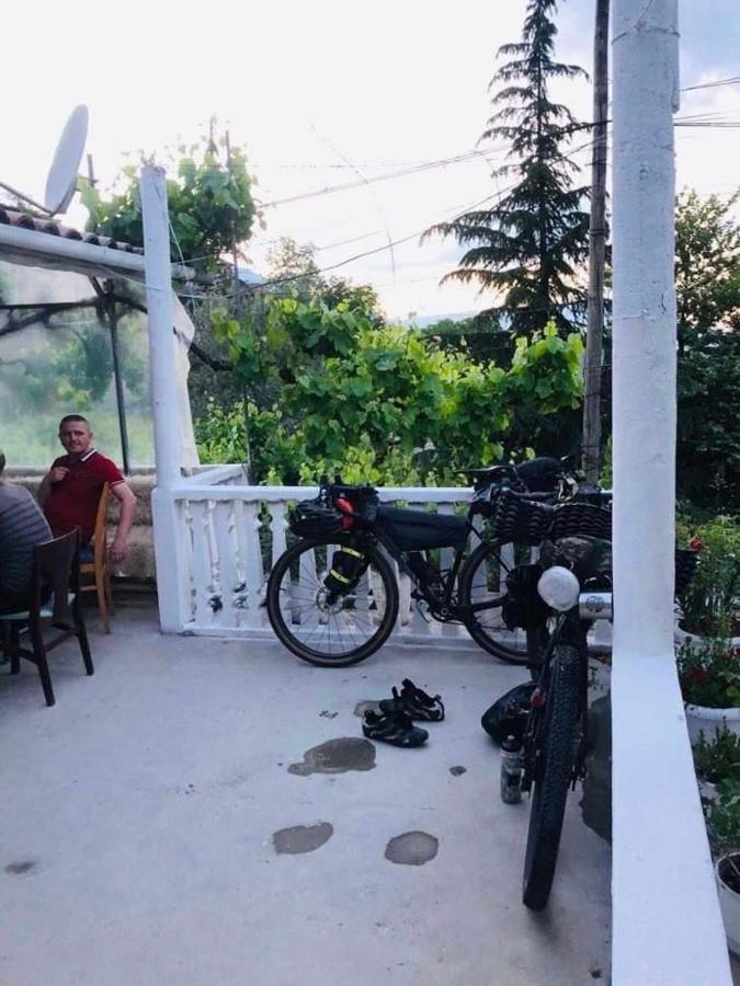 Flora'S Guesthouse 'The Fir Gate' Gjirokastër Esterno foto