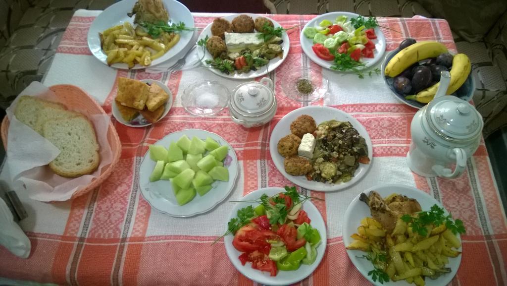 Flora'S Guesthouse 'The Fir Gate' Gjirokastër Esterno foto
