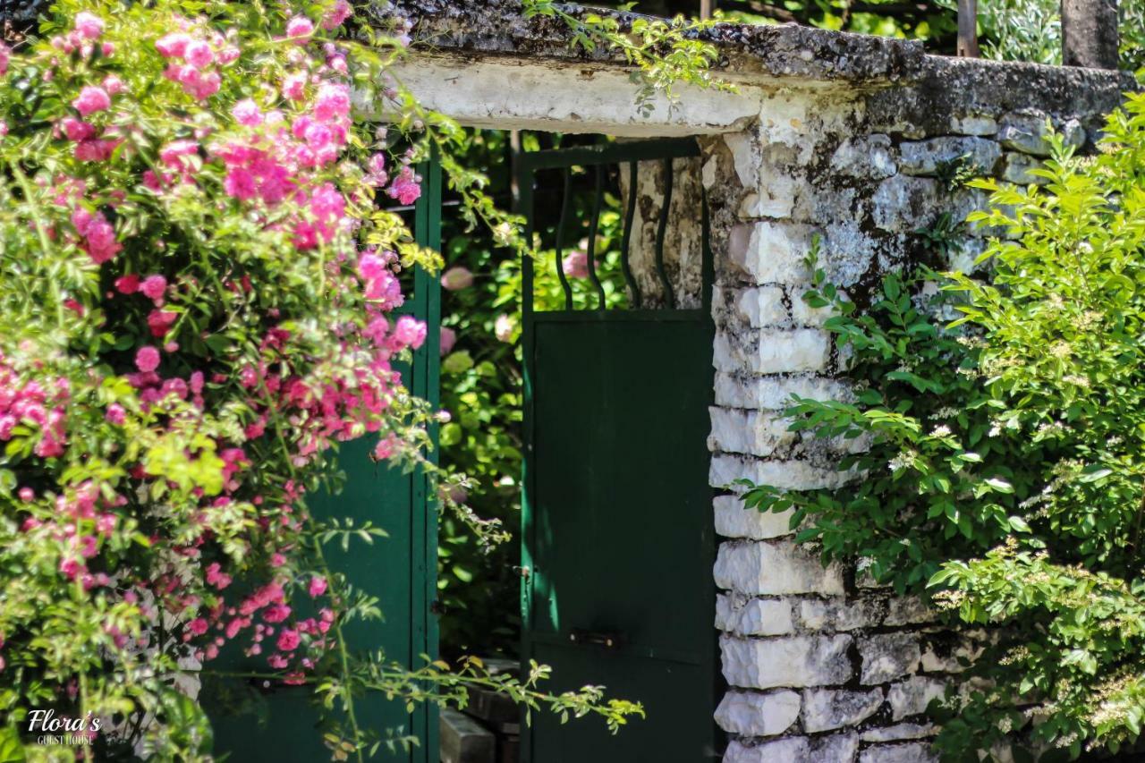 Flora'S Guesthouse 'The Fir Gate' Gjirokastër Esterno foto